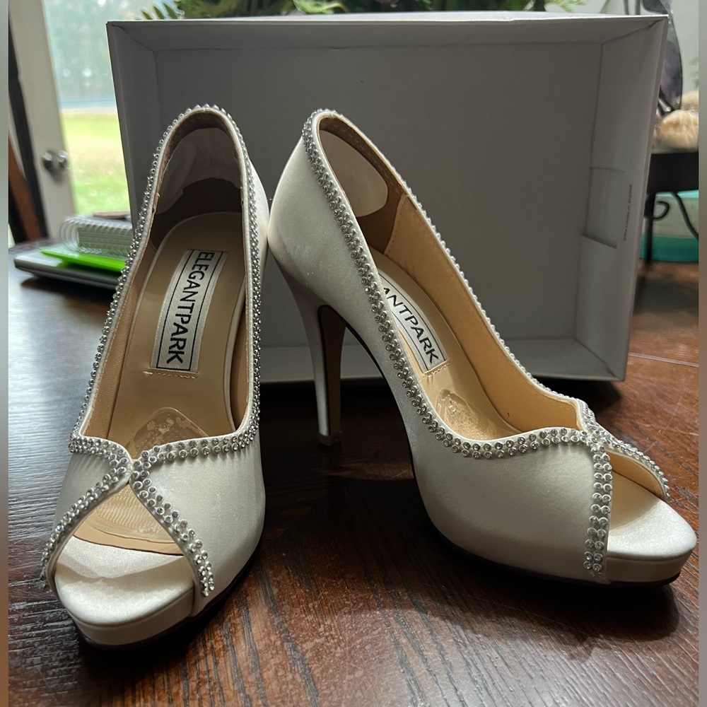 Size 6, 4” heel with platform, never worn